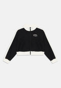Schwarze Zip-Jacke mit weißen Akzenten, hohem Kragen und Logo auf der Brust. Hergestellt aus weichem Stoff, mit zwei Fronttaschen und gerippten Bündchen.