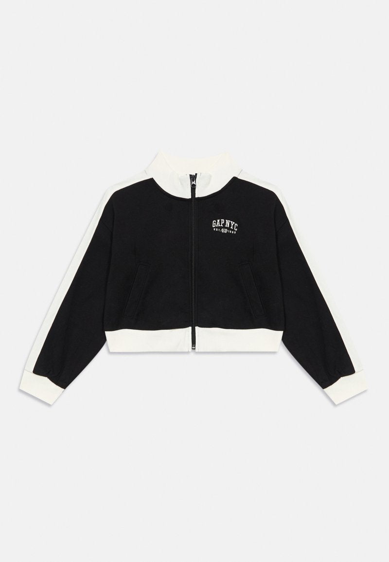 Schwarze Zip-Jacke mit weißen Akzenten, hohem Kragen und Logo auf der Brust. Hergestellt aus weichem Stoff, mit zwei Fronttaschen und gerippten Bündchen.