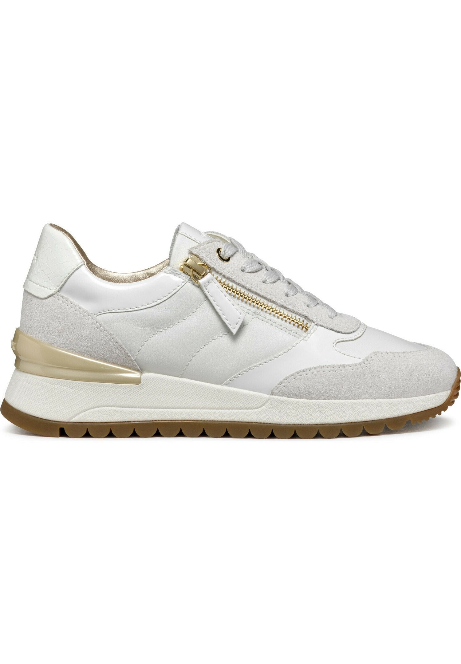 Weißer Sneaker mit einer Mischung aus glatten und strukturierten Materialien, ausgestattet mit einem goldenen Reißverschlussdetail, einer gepolsterten Sohle und einem subtilen Designelement.