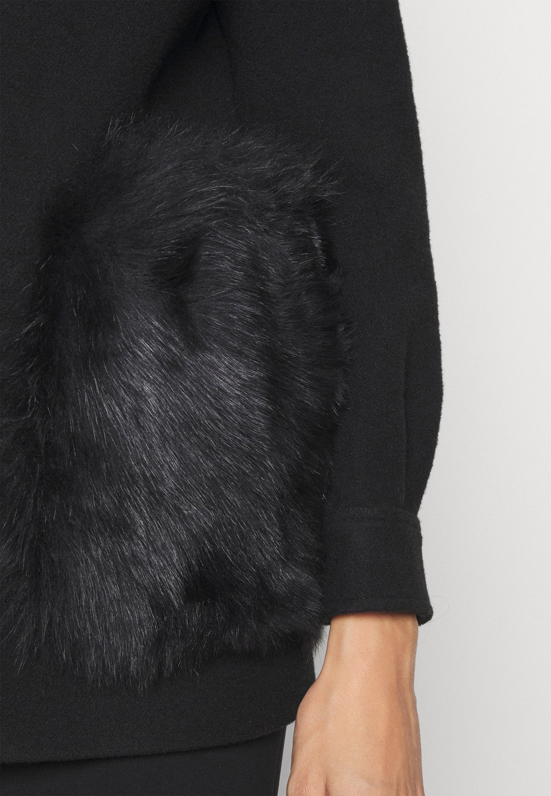 STUDIO ID MACI CAR SHORT WITH POCKETS