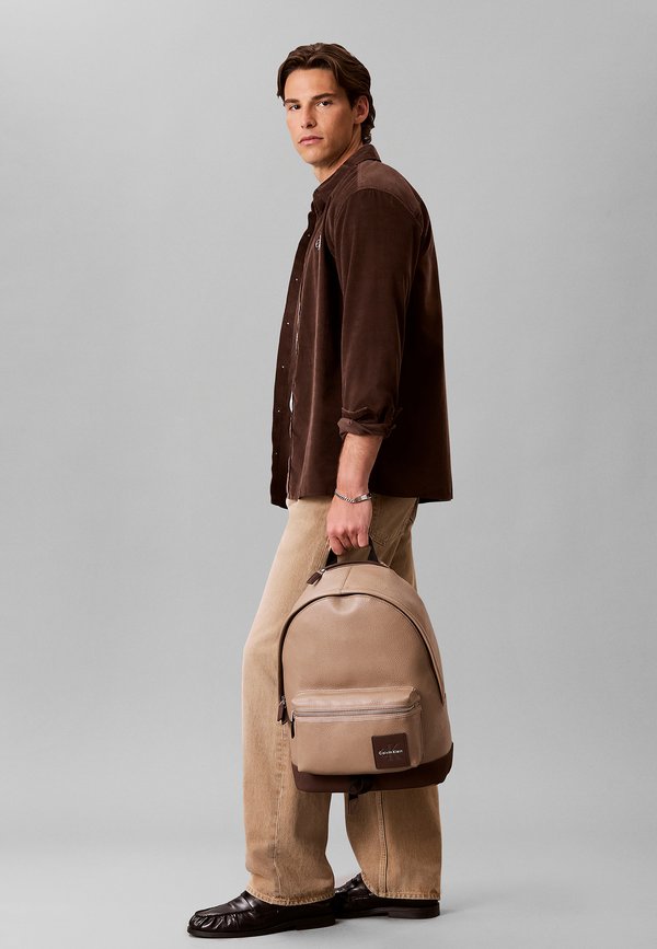 Calvin Klein CALVIN KLEIN MONOLOGO ROUND BACKPACK - Rucksack - desert taupe