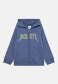 Blaues Zip-Hoodie aus weichem Stoff, mit einem gelben Logo auf der Vorderseite, zwei Fronttaschen und einer einfach gestalteten Kapuze.