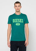 Türkisfarbenes T-Shirt mit kurzen Ärmeln aus Baumwolle, mit auffälligem grünen "DIESEL"-Schriftzug und "1978"-Grafik in kontrastierendem Design. Glatte Textur.