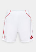 Weiße Sportshorts mit roten seitlichen Akzenten, elastischem Bund, versehen mit einem gestickten Teamlogo und dem Adidas-Logo am Saum.