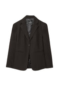 Schwarzer Blazer mit einem einzelnen Knopfverschluss, Reverskragen, zwei Vordertaschen und einer glatten Innenauskleidung. Der Stoff wirkt strukturiert und professionell.