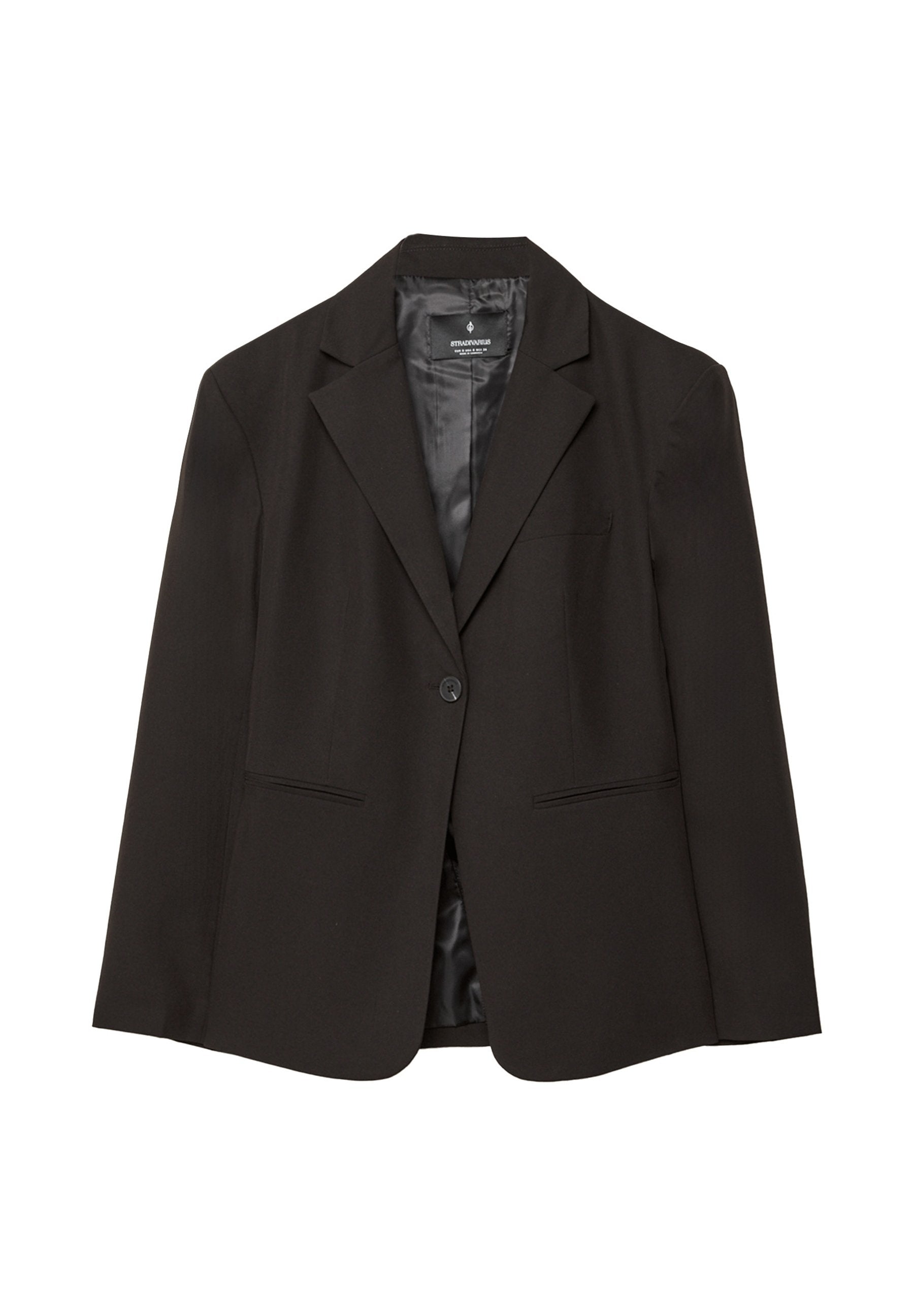 Schwarzer Blazer mit einem einzelnen Knopfverschluss, Reverskragen, zwei Vordertaschen und einer glatten Innenauskleidung. Der Stoff wirkt strukturiert und professionell.