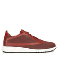 Roter Sportschuh mit atmungsaktivem Mesh-Obermaterial, Wildlederakzenten und einer weißen Zwischensohle mit schwarzen Details für besseren Halt.