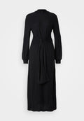 Schwarzes, geripptes Kleid mit langen Ärmeln, hohem Kragen und einem geknoteten Taillendetail. Fließende Silhouette, aus strukturiertem Stoff gefertigt.