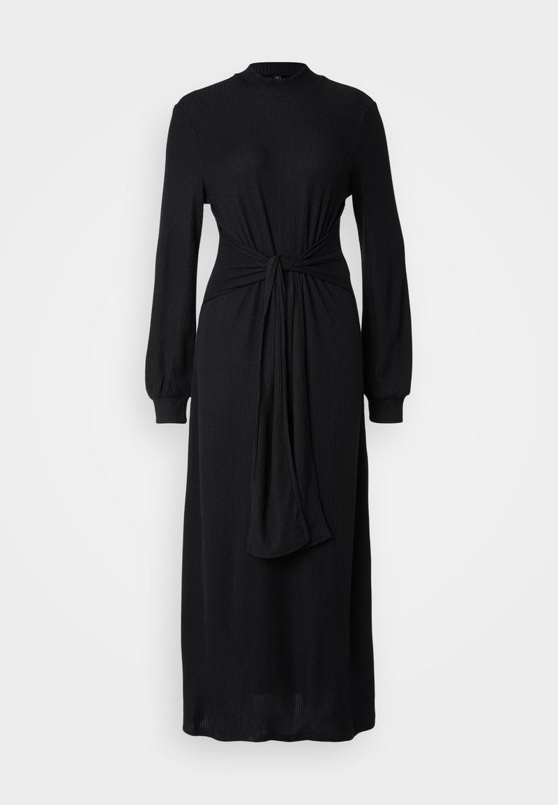 Schwarzes, geripptes Kleid mit langen Ärmeln, hohem Kragen und einem geknoteten Taillendetail. Fließende Silhouette, aus strukturiertem Stoff gefertigt.