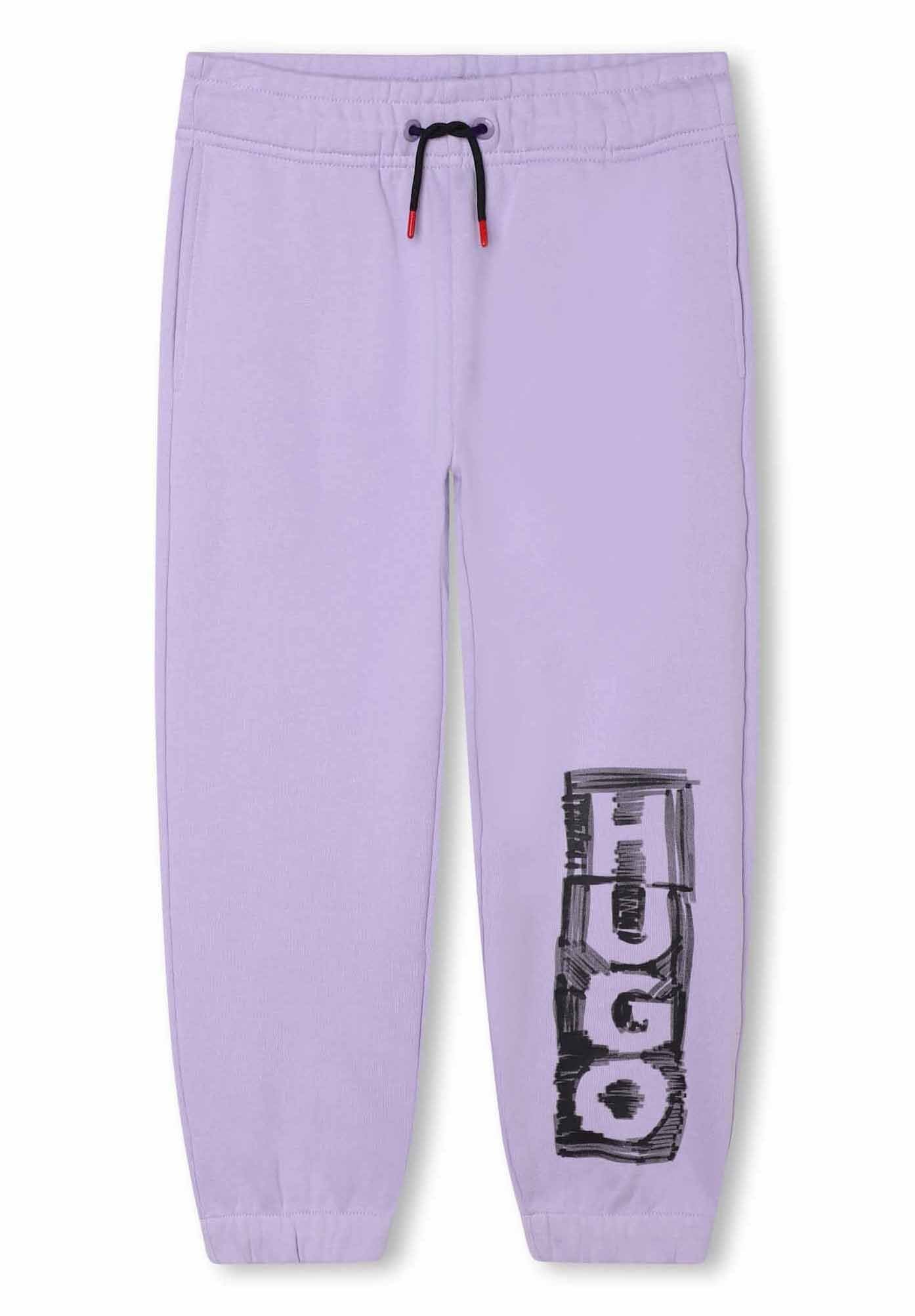 Lilafarbene Sweatpants aus weichem Stoff, mit einem schwarzen grafischen "HUGO"-Druck am linken Bein und einem Kordelzugbund mit roten Akzenten.
