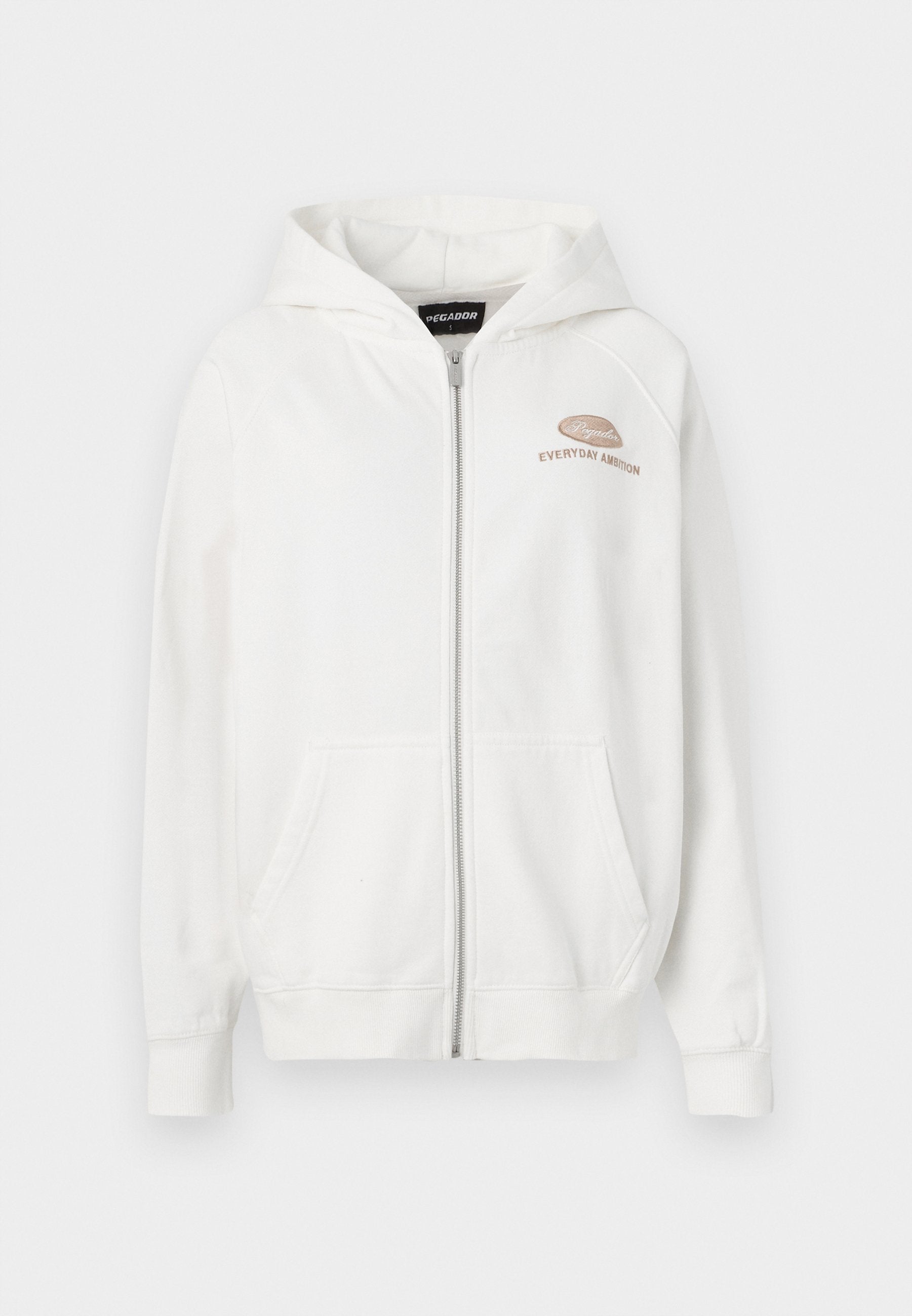 Weiße Zip-Hoodie aus weicher Baumwolle, mit einem Front-Logo "EVERYDAY AMBITION" in hellbraun. Mit Kängurutaschen und gerippten Bündchen.