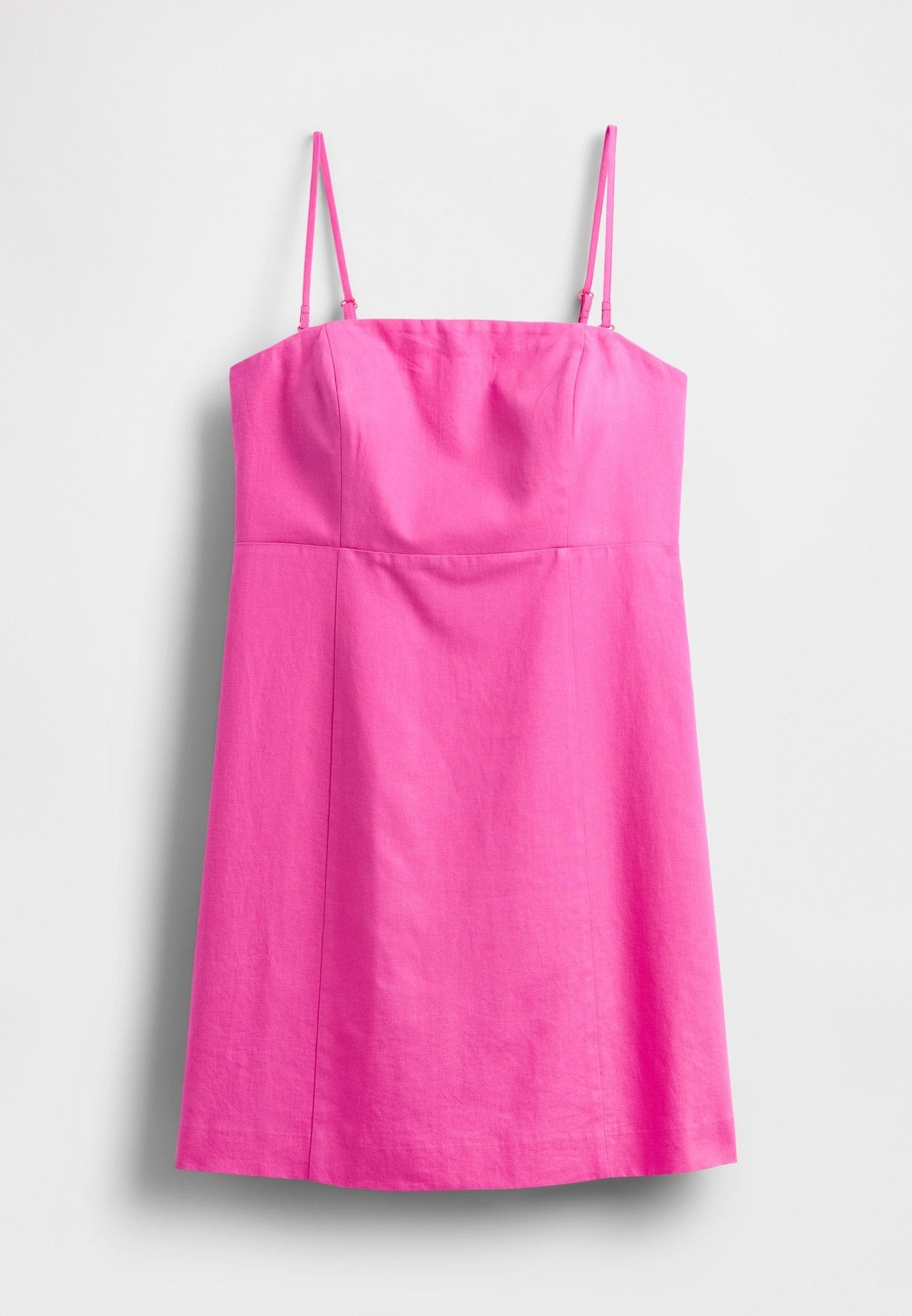 Rosa ärmelloses Kleid mit dünnen Trägern, einem taillierten Oberteil und einem fließenden Rock. Hergestellt aus leichtem Stoff mit glatter Textur.