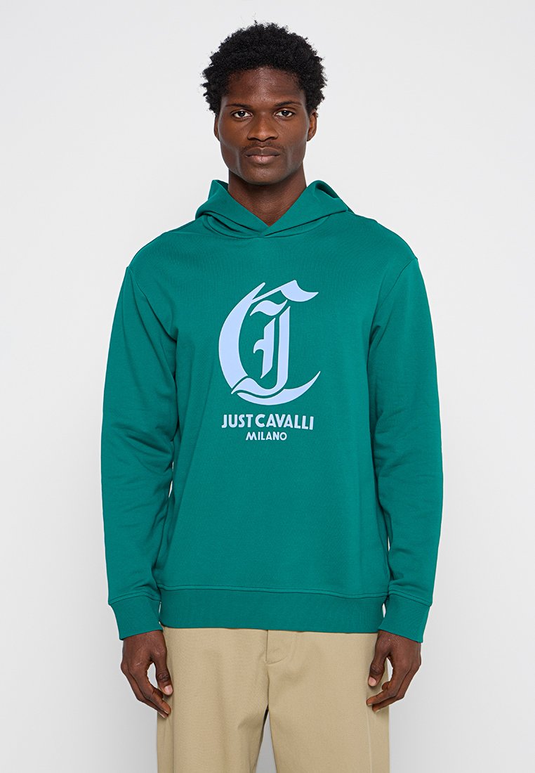 Grüner Baumwoll-Hoodie mit einem Frontdruck, der blaue Schriftzüge zeigt. Details umfassen eine verstellbare Kapuze sowie gerippte Bündchen und Saum.