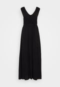 Schwarzes Maxikleid mit V-Ausschnitt und ärmellosem Design. Verfügt über einen Wickelstil und eine gebundene Taille, hergestellt aus einem glatten, fließenden Stoff.