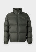 Grüne Puffjacke mit hohem Kragen, Frontreißverschluss, boxy Design und gesteppten Abschnitten. Mit einem kleinen Logodetail auf der oberen Brust.