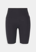 Schwarze Sport-Bikeshorts aus dehnbarem Material mit hohem Bund, glatter Textur und kleinem Logo auf der linken Hüfte.