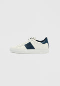Weißer Ledersneaker mit marineblauen Akzenten, flacher Sohle, rundem Zehenbereich und klassischem Schnürdesign. Mit einem dezenten Logo an der Seite.