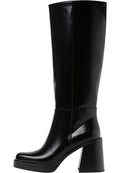 Schwarze knöchelhohe Stiefel aus glänzendem Material, mit einem klobigen Blockabsatz und einer runden Zehenpartie. Nahtdetails verlaufen entlang der Außenseite.