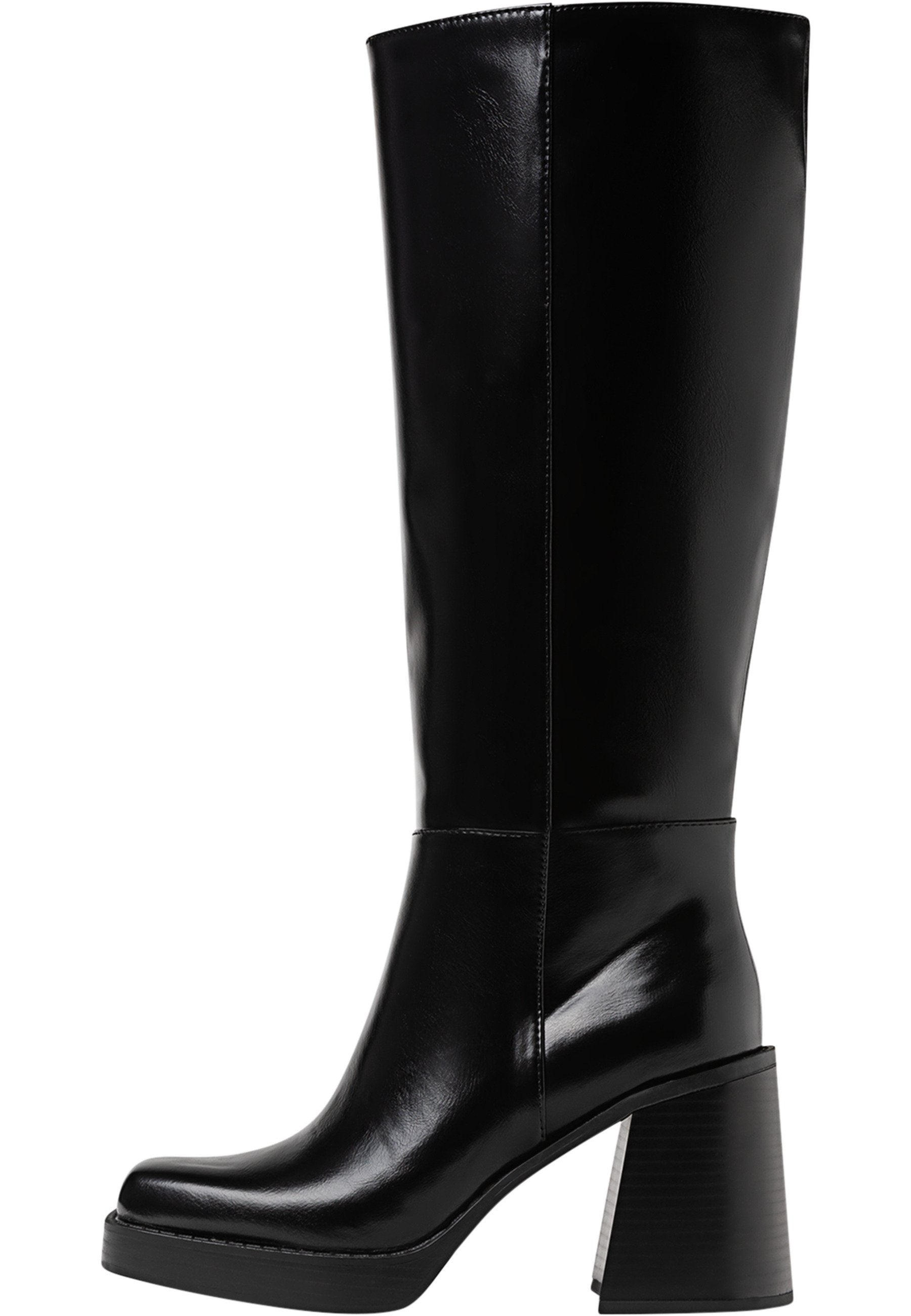 Schwarze knöchelhohe Stiefel aus glänzendem Material, mit einem klobigen Blockabsatz und einer runden Zehenpartie. Nahtdetails verlaufen entlang der Außenseite.