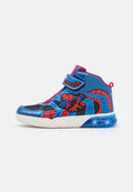 Blaue und rote High-Top-Sneaker aus synthetischen Materialien, ausgestattet mit einem Spider-Man-Motiv, einem Klettverschluss, strukturierten Akzenten und einer leuchtenden Sohle.