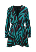 Langärmliges Kleid aus türkisfarbenem Stoff mit schwarzen und burgunderroten Zebra-Streifen, das ein Wickeldesign, eine taillierte Taille und einen ausgestellten Rock hat.
