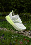 New Balance GAROE - Trail running shoes - grey matter