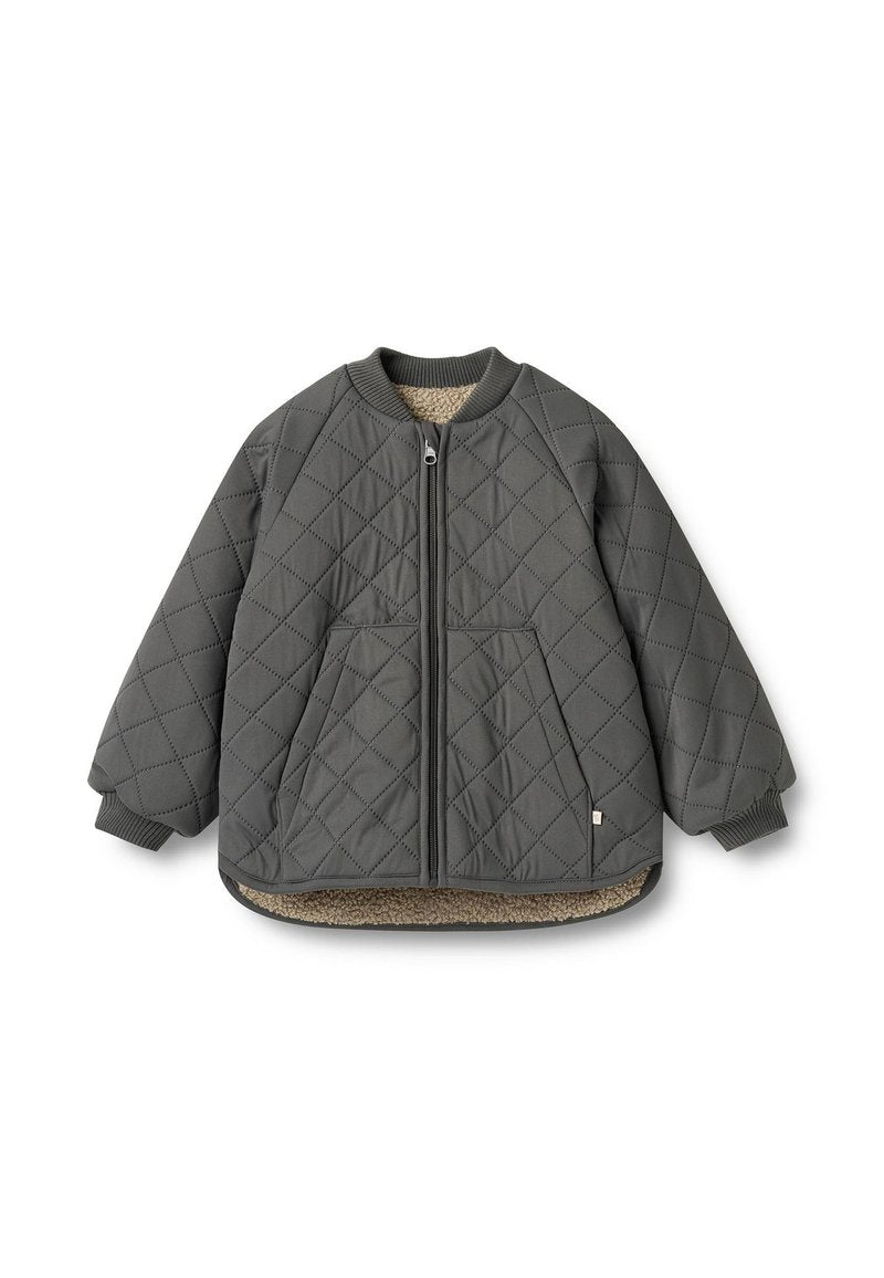 Gesteppte graue Jacke mit Reißverschluss vorne, gerippten Bündchen und weichem beigen Futter. Verfügt über zwei Fronttaschen und einen abgerundeten Saum.