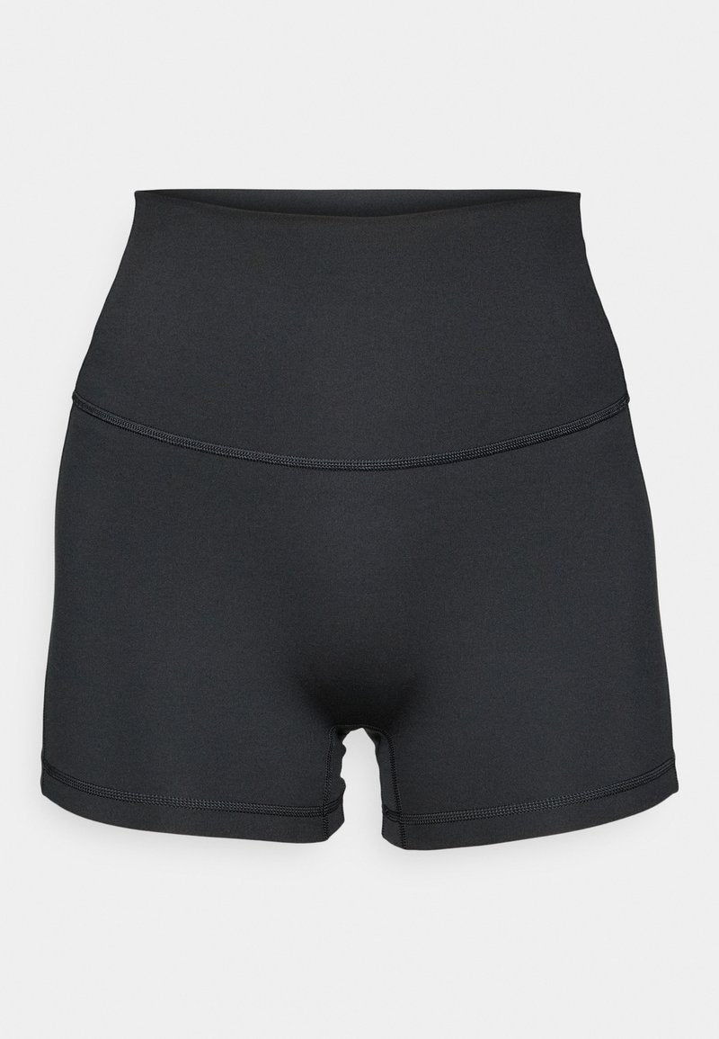 Schwarze hoch geschnittene Shorts aus elastischem Material mit flachen Nähten. Sie haben eine glatte Textur und ein klassisches Design, das sich für Sportbekleidung eignet.