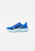 Blaue Sportschuh mit einem atmungsaktiven Obermaterial aus Mesh, silbernem Nike-Swoosh und einer hellblauen gepolsterten Sohle. Verfügt über ein Schnürsystem für einen sicheren Sitz.