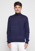 Marineblauer Rollkragenpullover aus weichem Strickmaterial, mit langen Ärmeln und einem kleinen Logo-Detail am Kragen, in lässiger Passform.