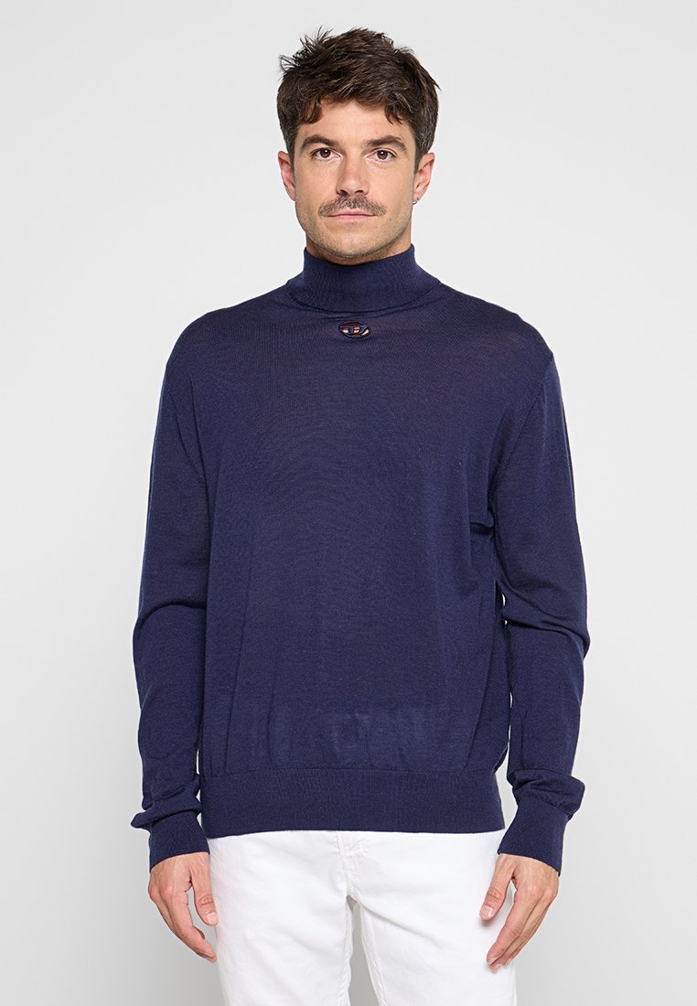 Marineblauer Rollkragenpullover aus weichem Strickmaterial, mit langen Ärmeln und einem kleinen Logo-Detail am Kragen, in lässiger Passform.