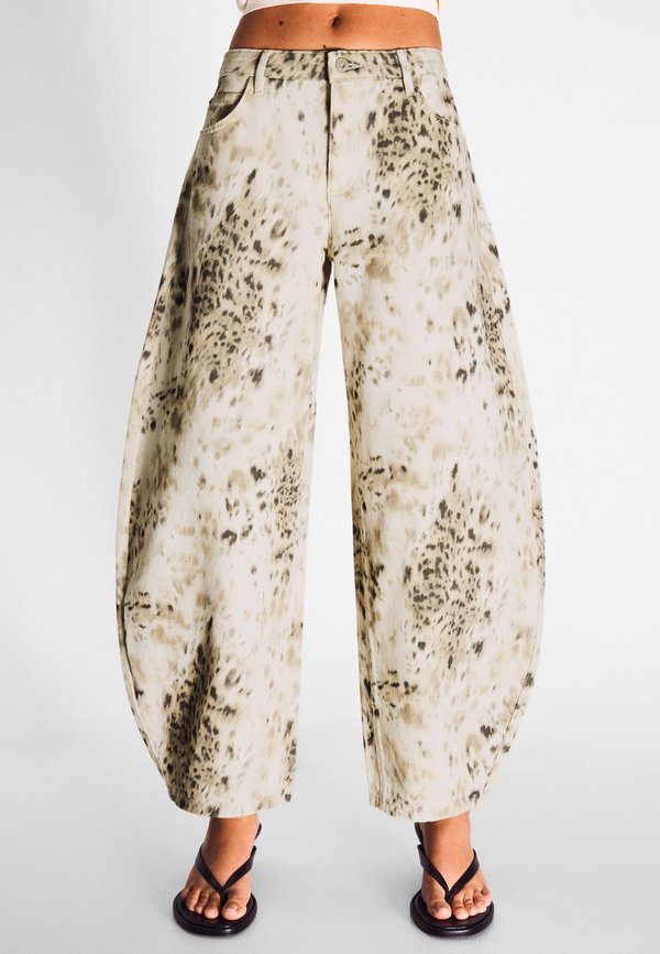 Bershka BARREL-PRINT - Wide Leg - brown