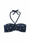 Navy-blauer Bikini-Oberteil mit geflochtenem Nackenband, gerafftem Mittelpunkt und einem Muschel-Muster in Weiß. Glattes Material mit einem eleganten Design.