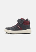 High-Top-Sneaker mit einem dunkelgrauen synthetischen Obermaterial und kastanienbraunen Akzenten, Klettverschluss, strukturiertem Stoff und einer weißen Gummisohle.