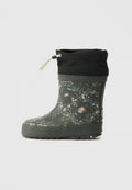 Grüner, floral gemusterter Gummistiefel mit einem schwarzen, gerafften oberen Teil. Verfügt über eine glatte, glänzende Oberfläche, eine strukturierte Sohle und eine dekorative Schnur.