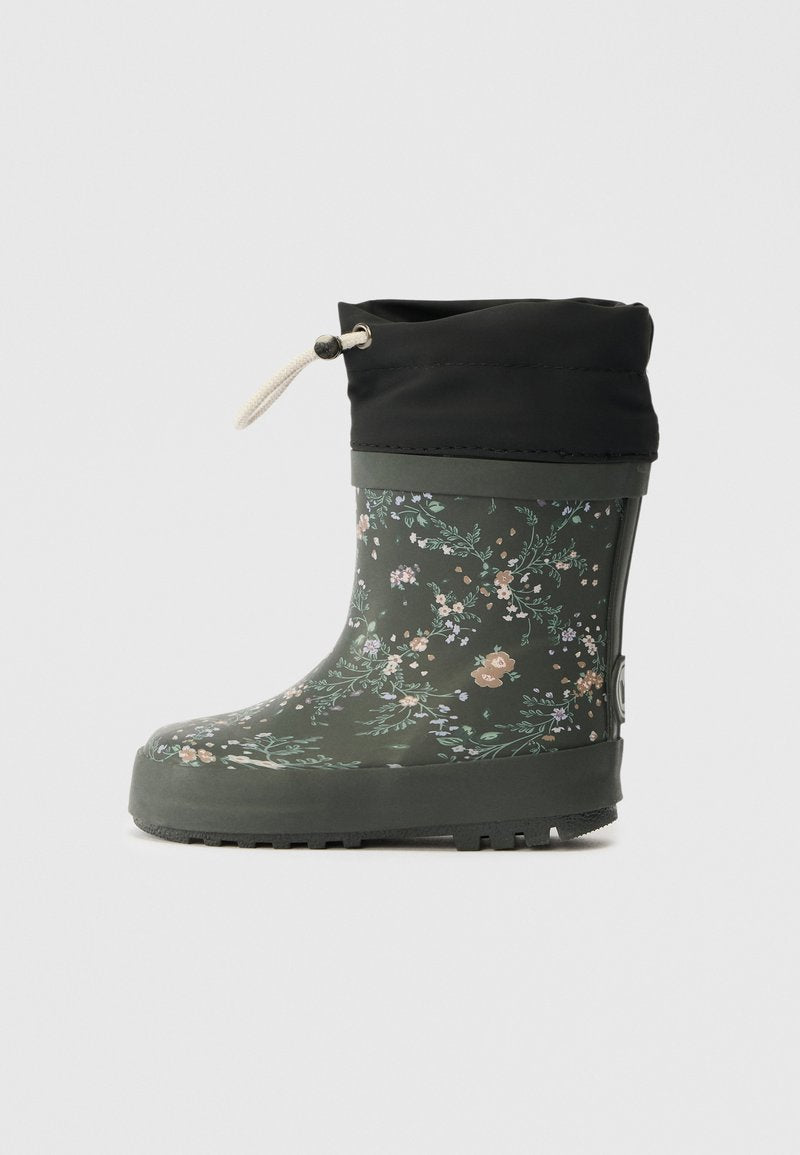 Grüner, floral gemusterter Gummistiefel mit einem schwarzen, gerafften oberen Teil. Verfügt über eine glatte, glänzende Oberfläche, eine strukturierte Sohle und eine dekorative Schnur.