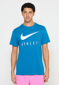 Blaues Baumwoll-T-Shirt mit weißem Nike-Swoosh-Logo und dem in fetter Schrift zentriert gedruckten Text "ATHLETE". Kurzärmlig und mit rundem Halsausschnitt.
