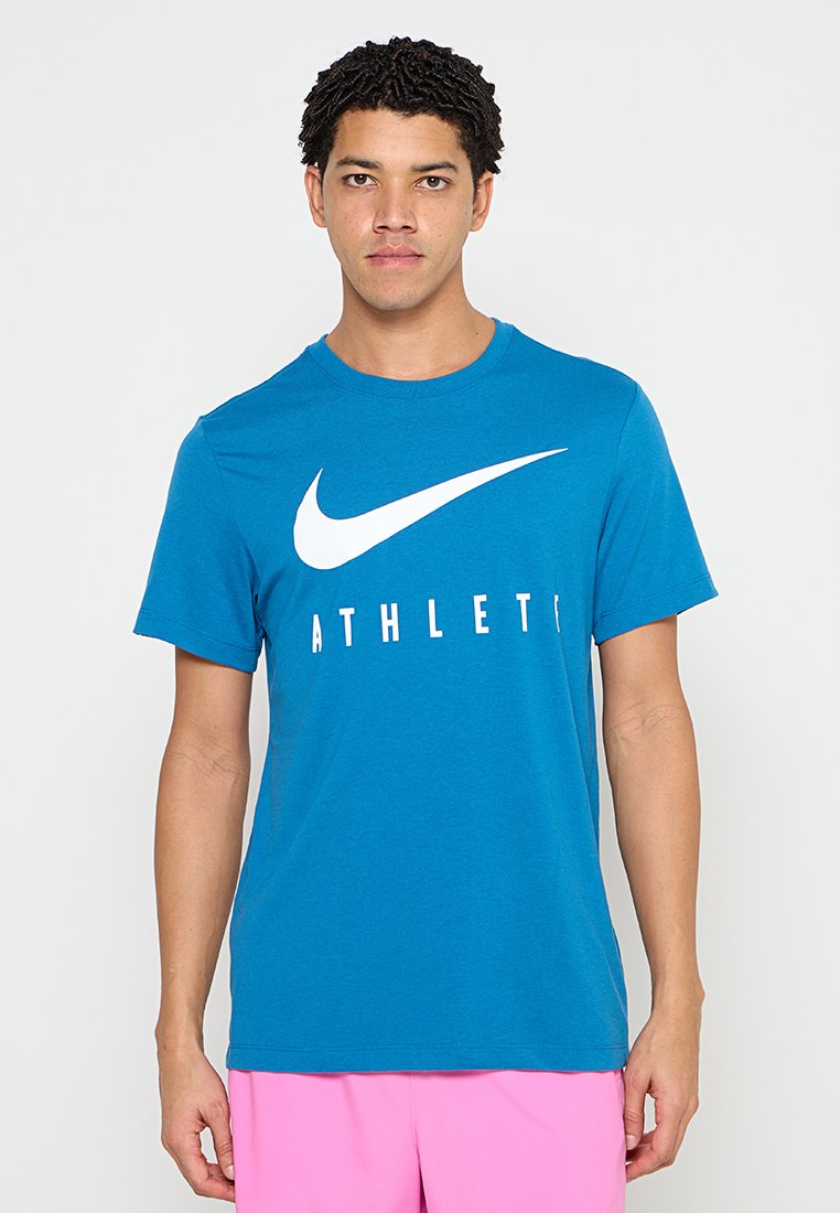 Blaues Baumwoll-T-Shirt mit weißem Nike-Swoosh-Logo und dem in fetter Schrift zentriert gedruckten Text "ATHLETE". Kurzärmlig und mit rundem Halsausschnitt.