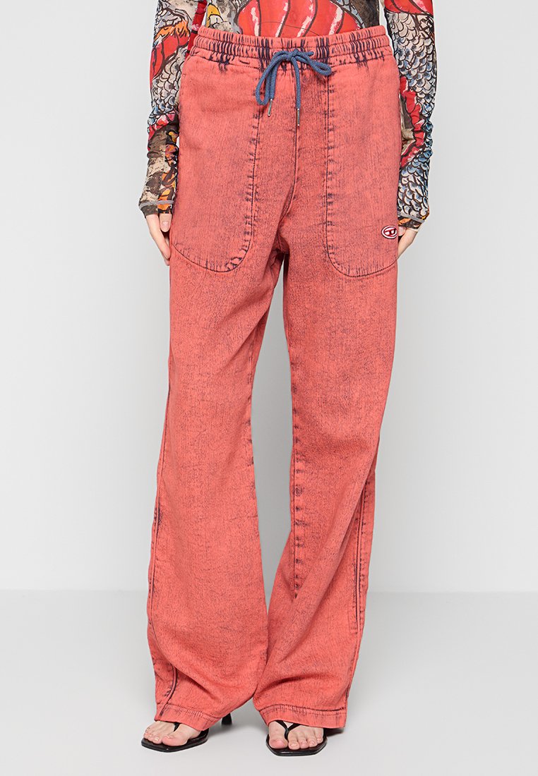 Rote Jeanshose mit lockerer Passform. Mit einem elastischen Bund und blauem Kordelzug, zwei großen Fronttaschen und einem Logodetail.