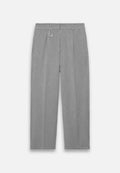 Graue, plissierte Hose aus einem strukturierten Stoff. Mit einem Karabinerclip am Bund und frontalen Taschen zur Aufbewahrung.