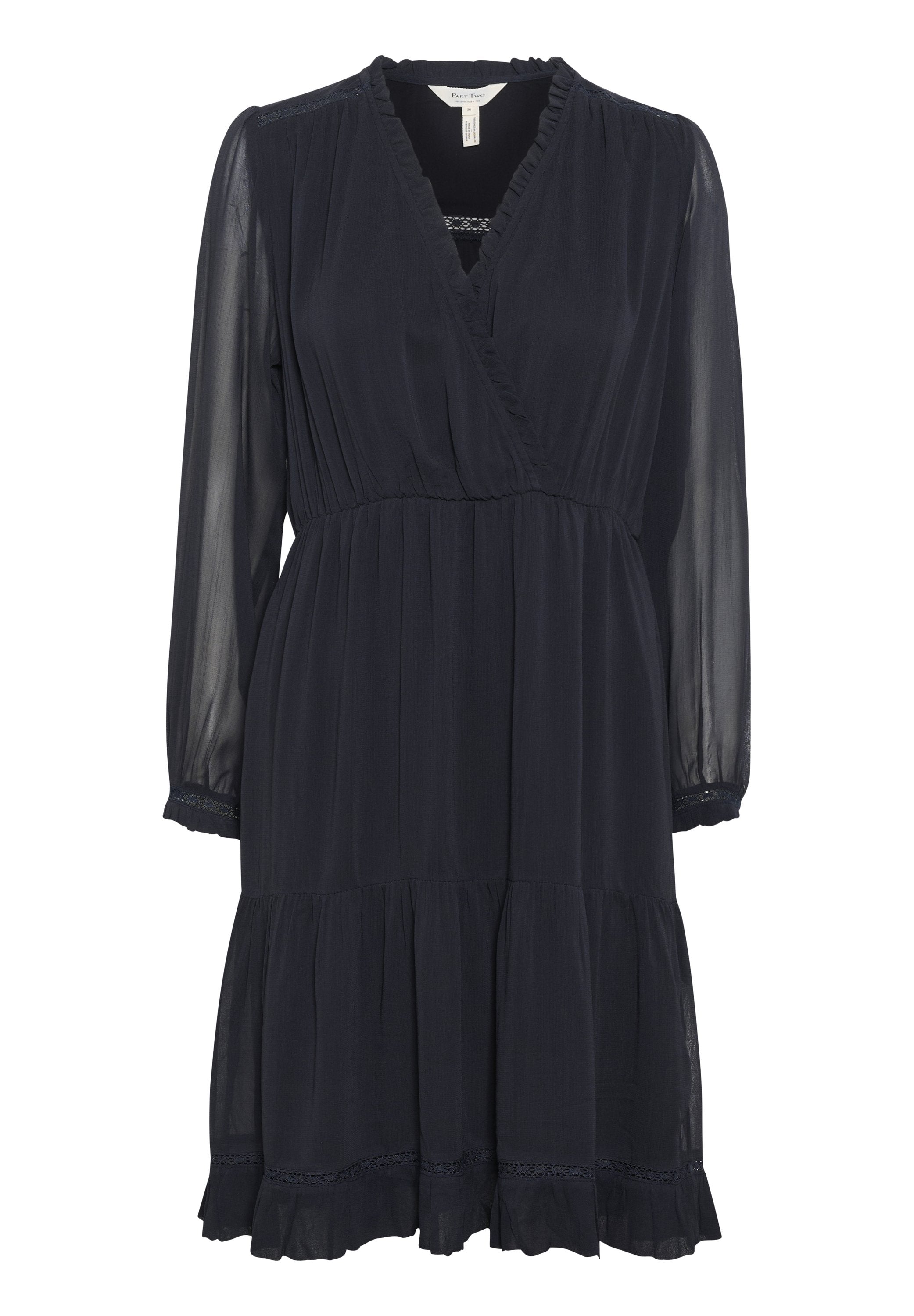 Marineblaues, langärmliges Kleid mit V-Ausschnitt, Rüschenausschnitt und gestuftem Rock, der mit Spitzenverzierungen an den Ärmeln und dem Saum versehen ist.