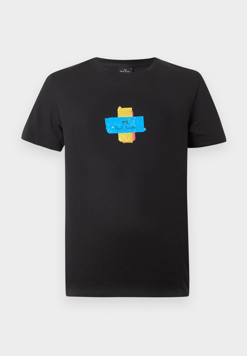 Schwarzes Kurzarm-T-Shirt mit buntem blauem, goldenem und pinkfarbenem Bandmotiv in der Mitte, mit dem Schriftzug "PS Paul Smith" auf dem blauen Band.