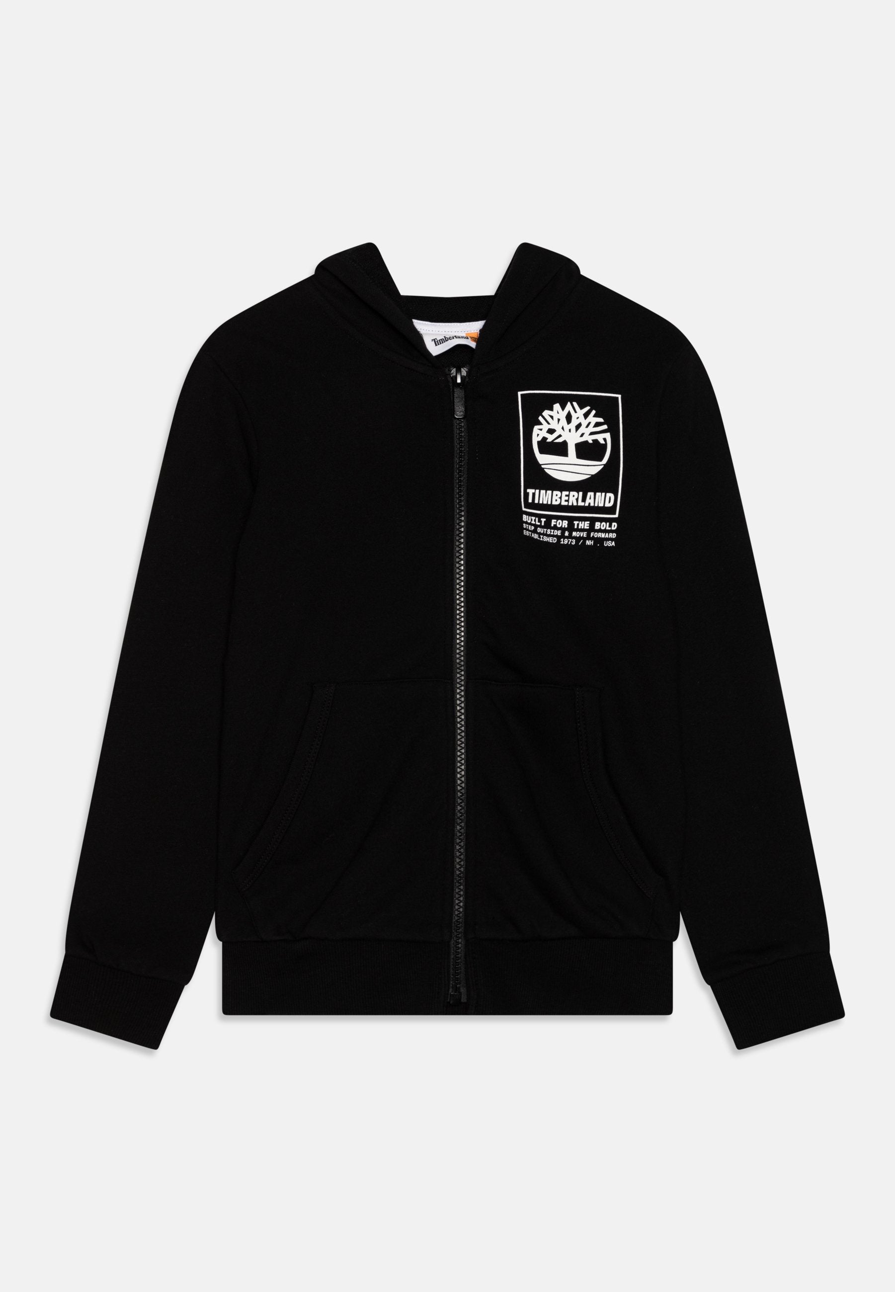 Schwarze Zip-up-Hoodie aus weichem Stoff. Mit einem Logo-Patch auf der Vorderseite mit einem Baumdesign und zwei Seiten Taschen. Mit Bündchen an den Ärmeln und am Saum.