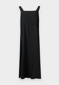 Schwarzes ärmelloses Maxikleid mit quadratischem Ausschnitt und breiten Schulterträgern, vor schlichtem hellem Hintergrund präsentiert.