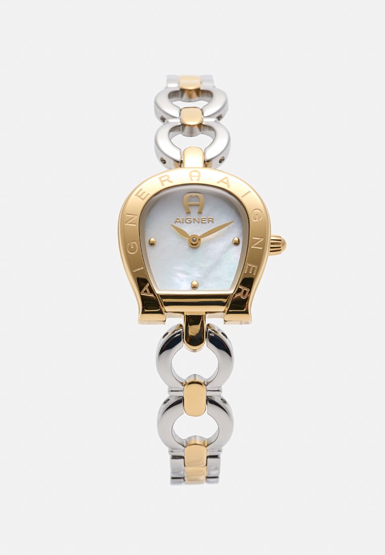 Goldene und silberne Aigner-Armbanduhr mit hufeisenförmigem Gehäuse, weißem Zifferblatt und Gliederarmband aus Metall.