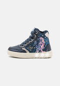 High-Top-Sneaker mit navyfarbenem synthetischen Obermaterial, ausgestattet mit einem Design von Elsa, silbernen Nieten und leuchtenden Sohlenakzenten. Weiße Gummisohle.