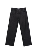 Schwarze gerade geschnittene Jeans aus Denim mit Fronttaschen, Gürtelschlaufen und einem Knopfverschluss an der Taille.