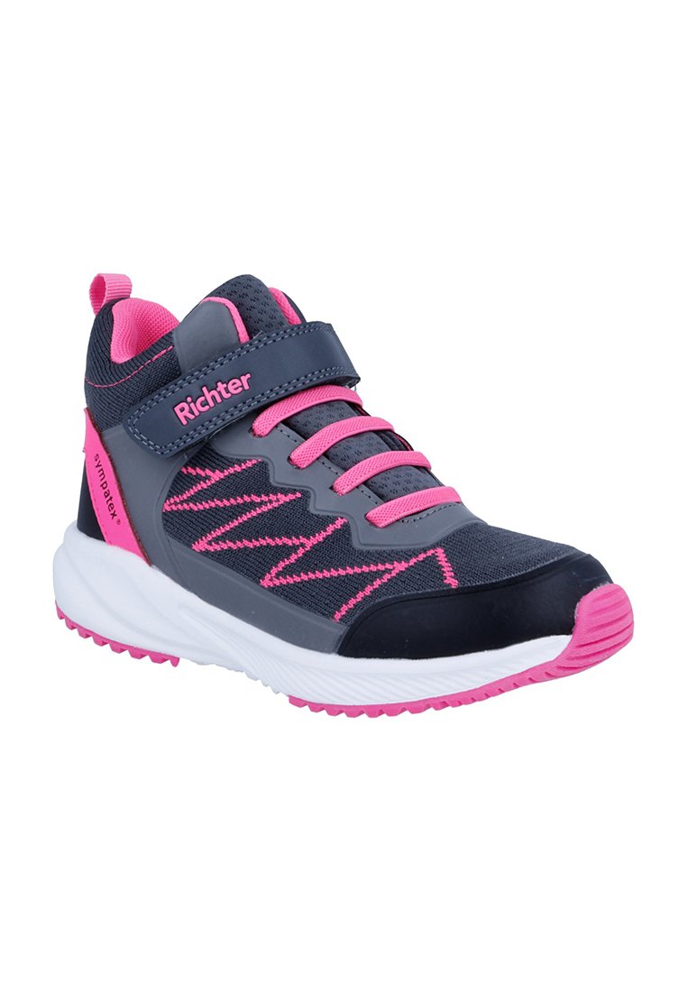 Kinder-Sneaker in Marineblau und Pink mit Klettverschluss, pinken Schnürsenkeln, weißer Sohle und Zickzackmuster an den Seiten.