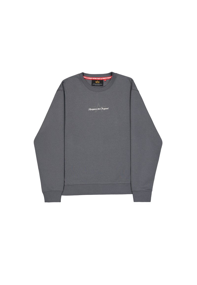 Grauer Pullover aus Textilmaterial; mit Rundhalsausschnitt, langen Ärmeln und einem gestickten Logo auf der Brust.