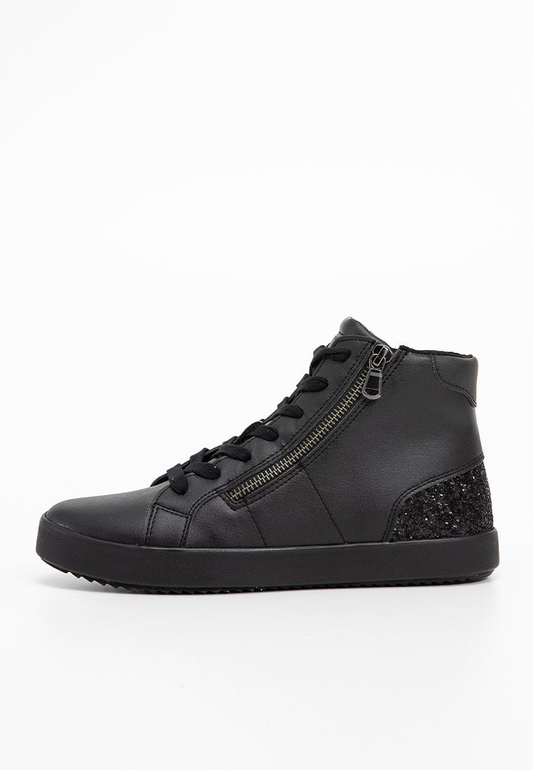 Schwarzer High-Top-Sneaker aus glattem Leder. Verfügt über einen seitlichen Reißverschluss, Schnürsenkel und einen strukturierten schwarzen Glitzerakzent an der Ferse.
